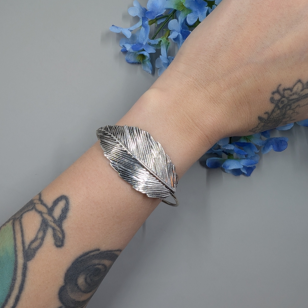 Cute Etched Feather Design Vintage Y2K Bangle Bracelet